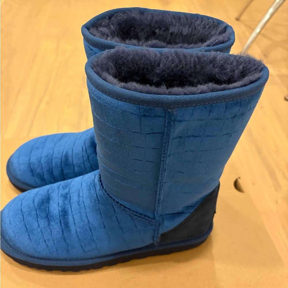 Limited edition Ugg with croc look, color blue, size 8 in women, worn 2 times